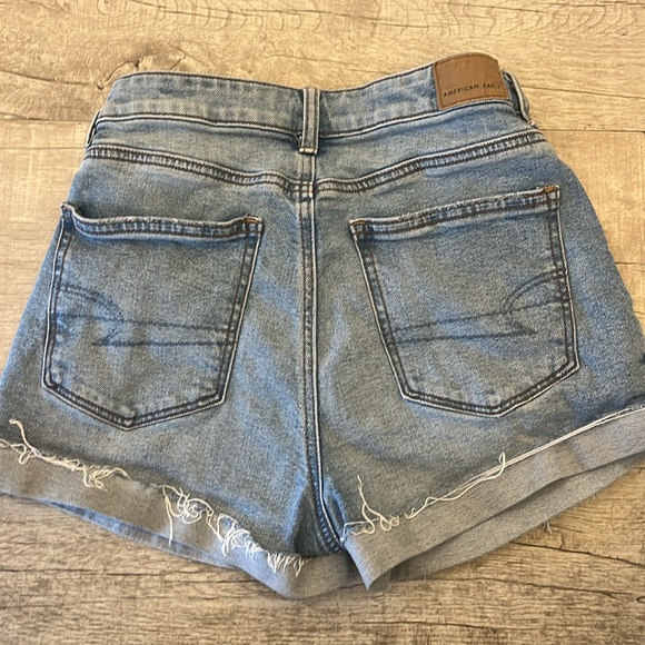 American Eagle Outfitters Light Blue Distressed Jean Shorts Mom Jean Size 2 - Picture 4 of 8